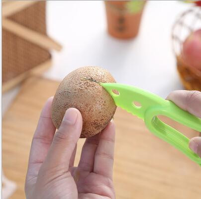 1 vnt. plastikinė avokadų pjaustyklė, daugiafunkcė „trys viename“ patogūs vaisiniai įrankiai, avokadų skustukas, virtuvės reikmenys