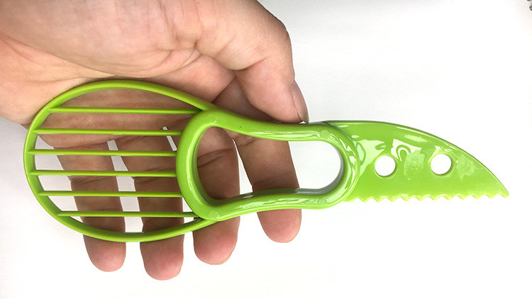 1 vnt. plastikinė avokadų pjaustyklė, daugiafunkcė „trys viename“ patogūs vaisiniai įrankiai, avokadų skustukas, virtuvės reikmenys