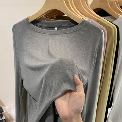 Švaraus modelio moteriška palaidinė apvalia iškirpte – kelių spalvų