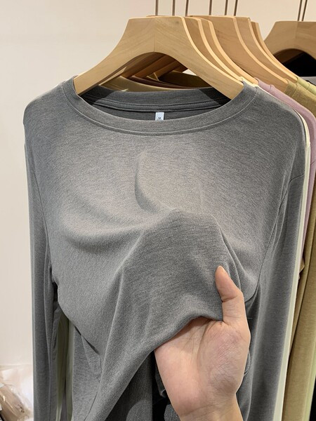 Švaraus modelio moteriška palaidinė apvalia iškirpte – kelių spalvų