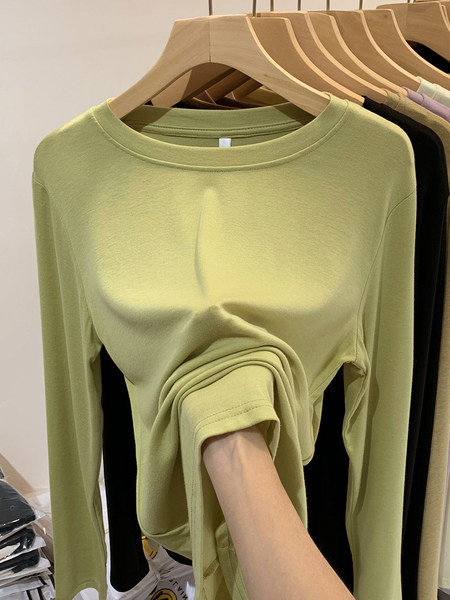 Švaraus modelio moteriška palaidinė apvalia iškirpte – kelių spalvų