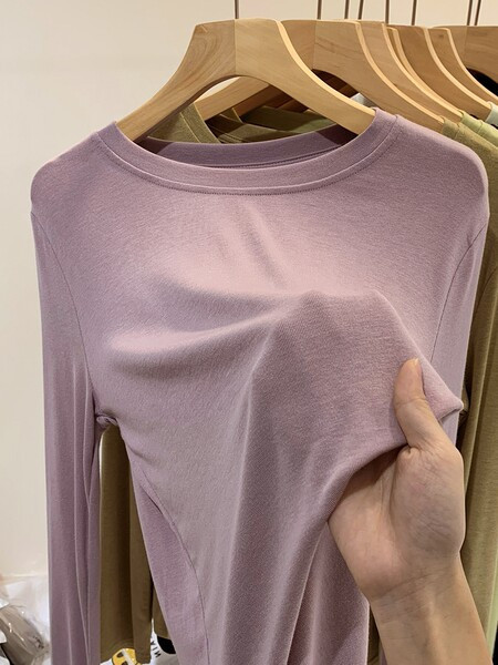 Švaraus modelio moteriška palaidinė apvalia iškirpte – kelių spalvų