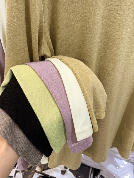 Švaraus modelio moteriška palaidinė apvalia iškirpte – kelių spalvų