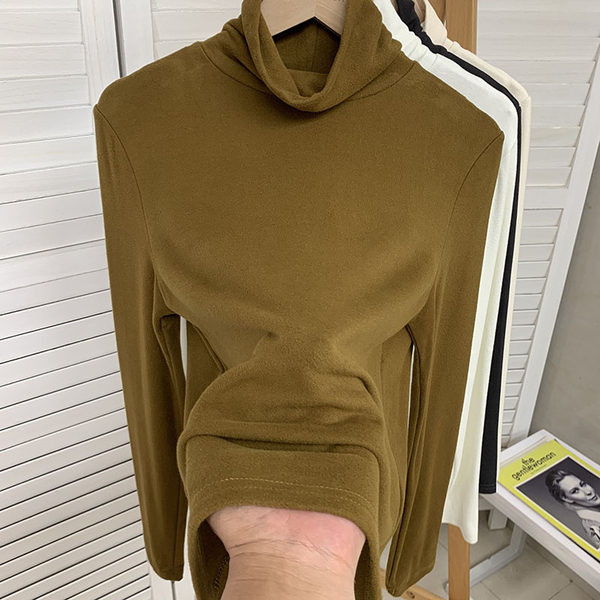 Изчистен модел дамска едноцветна блуза с поло яка