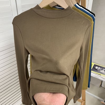 Bluză de culoare uni cu mâneci lungi și decolteu oval