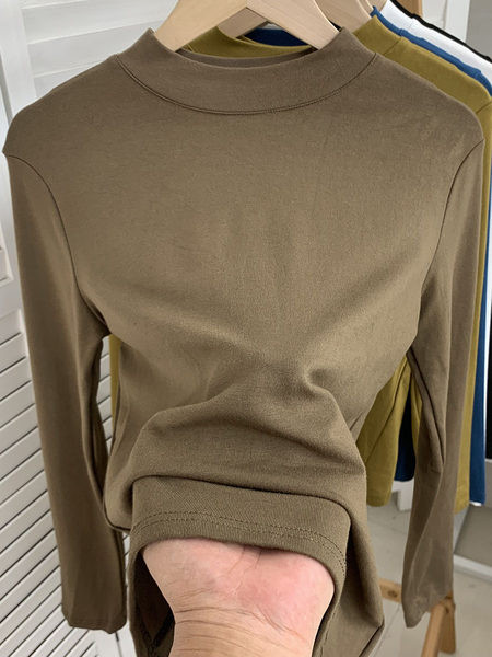 Bluză de culoare uni cu mâneci lungi și decolteu oval