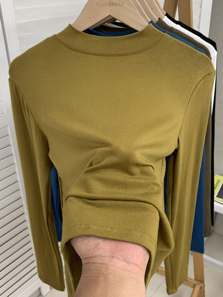 Bluză de culoare uni cu mâneci lungi și decolteu oval