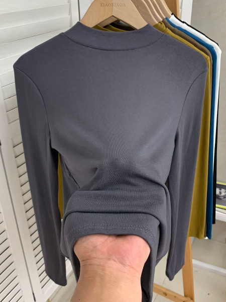 Bluză de culoare uni cu mâneci lungi și decolteu oval