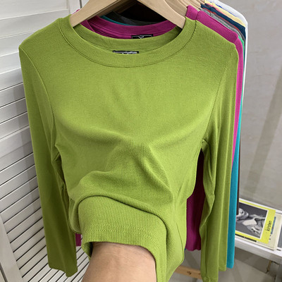 Kelių spalvų laisvalaikio moteriška palaidinė su ovalia iškirpte