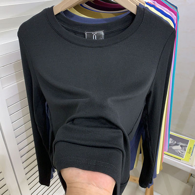 Kelių spalvų laisvalaikio moteriška palaidinė su ovalia iškirpte