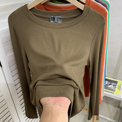 Kelių spalvų laisvalaikio moteriška palaidinė su ovalia iškirpte