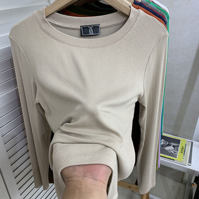 Kelių spalvų laisvalaikio moteriška palaidinė su ovalia iškirpte