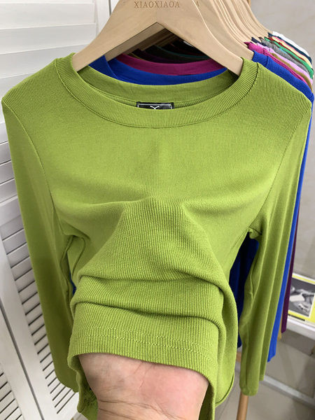 Kelių spalvų laisvalaikio moteriška palaidinė su ovalia iškirpte