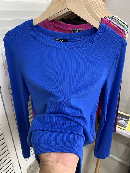 Kelių spalvų laisvalaikio moteriška palaidinė su ovalia iškirpte