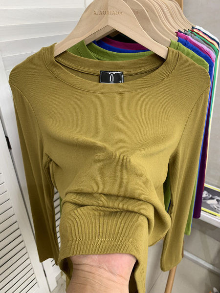 Kelių spalvų laisvalaikio moteriška palaidinė su ovalia iškirpte