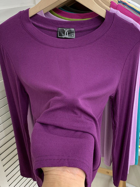 Kelių spalvų laisvalaikio moteriška palaidinė su ovalia iškirpte