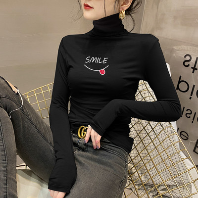 Moteriška palaidinė su polo apykakle ir išsiuvinėtu užrašu