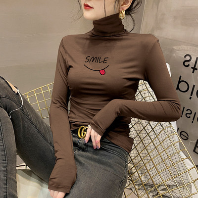 Moteriška palaidinė su polo apykakle ir išsiuvinėtu užrašu