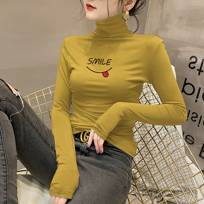 Moteriška palaidinė su polo apykakle ir išsiuvinėtu užrašu