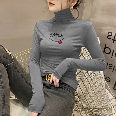 Moteriška palaidinė su polo apykakle ir išsiuvinėtu užrašu