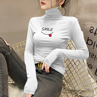 Moteriška palaidinė su polo apykakle ir išsiuvinėtu užrašu