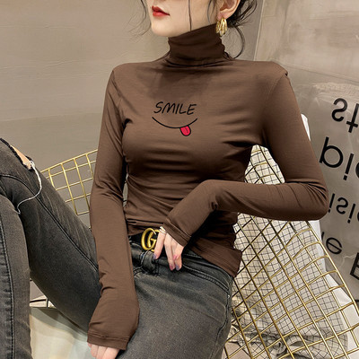 Moteriška palaidinė su polo apykakle ir išsiuvinėtu užrašu