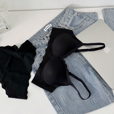 Besiūliai moteriški liemenėlės tipo apatiniai su reguliuojamais petnešėlėmis