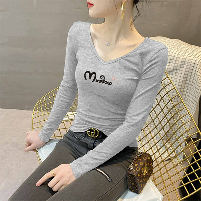 Moteriška palaidinė su V formos iškirpte ir užrašu