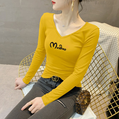 Moteriška palaidinė su V formos iškirpte ir užrašu