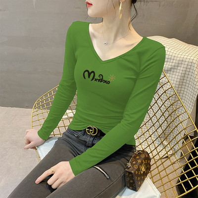 Moteriška palaidinė su V formos iškirpte ir užrašu