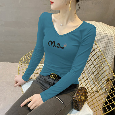 Moteriška palaidinė su V formos iškirpte ir užrašu