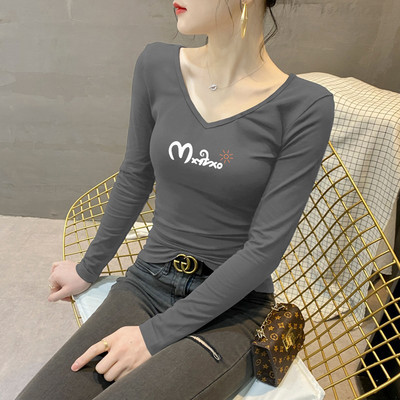 Moteriška palaidinė su V formos iškirpte ir užrašu