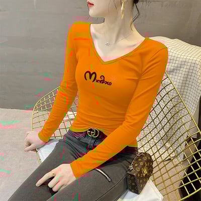 Moteriška palaidinė su V formos iškirpte ir užrašu