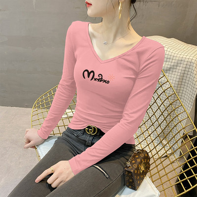 Moteriška palaidinė su V formos iškirpte ir užrašu