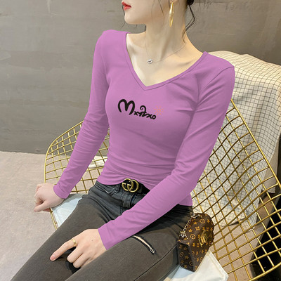 Moteriška palaidinė su V formos iškirpte ir užrašu