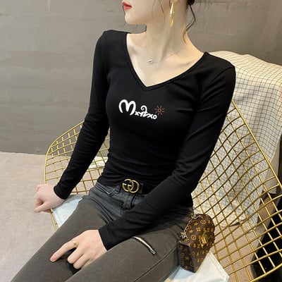 Moteriška palaidinė su V formos iškirpte ir užrašu