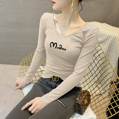 Moteriška palaidinė su V formos iškirpte ir užrašu