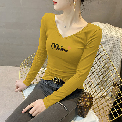 Moteriška palaidinė su V formos iškirpte ir užrašu