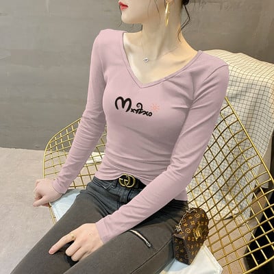 Moteriška palaidinė su V formos iškirpte ir užrašu