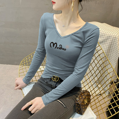 Moteriška palaidinė su V formos iškirpte ir užrašu