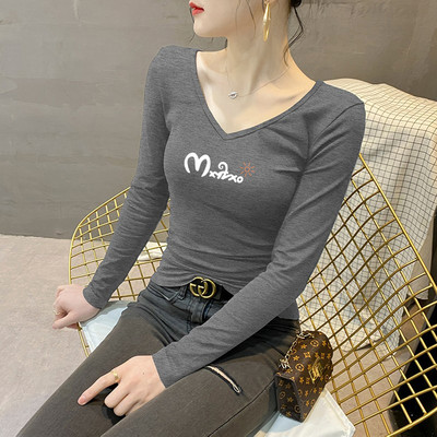 Moteriška palaidinė su V formos iškirpte ir užrašu