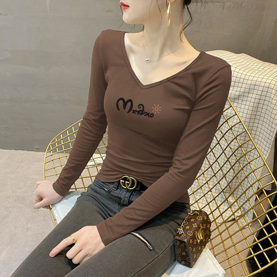 Moteriška palaidinė su V formos iškirpte ir užrašu