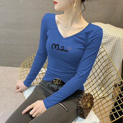 Moteriška palaidinė su V formos iškirpte ir užrašu