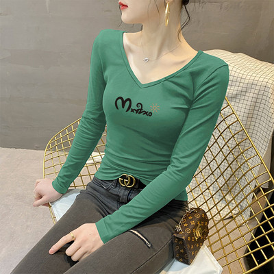 Moteriška palaidinė su V formos iškirpte ir užrašu