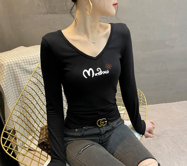 Moteriška palaidinė su V formos iškirpte ir užrašu