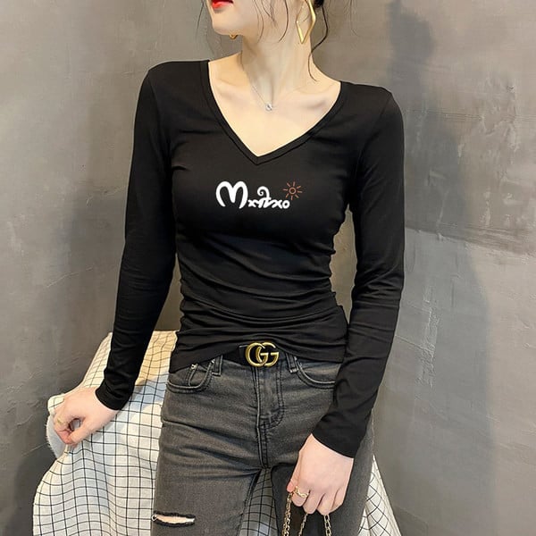 Moteriška palaidinė su V formos iškirpte ir užrašu