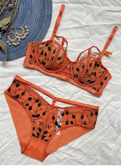 Madingas moteriškas nėriniuotų liemenėlių ir kelnaičių komplektas