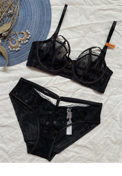 Madingas moteriškas nėriniuotų liemenėlių ir kelnaičių komplektas