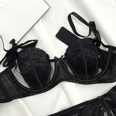 Ženski grudnjak s trakom i vezom