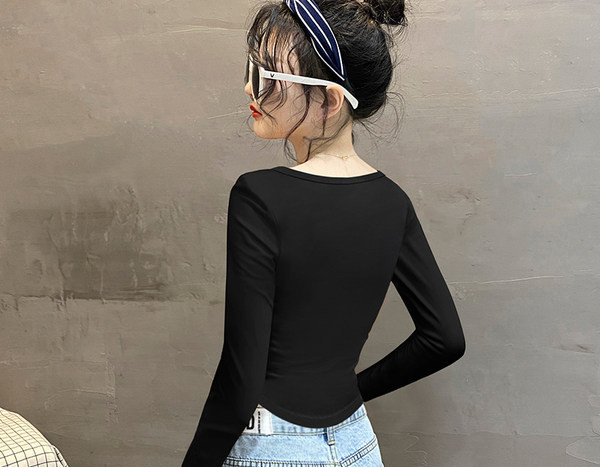 Női aszimmetrikus blúz négyzet alakú nyakkivágással